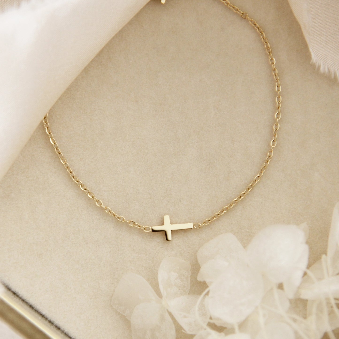 Elegant Cross pendant Bracelet by Maive